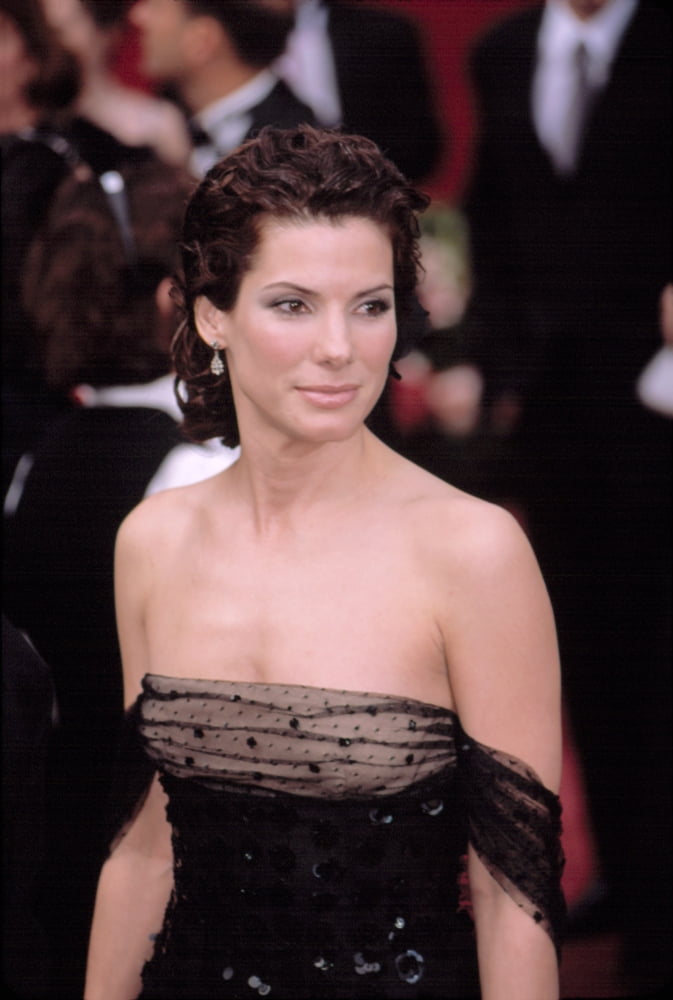 Sandra Bullock (Wearing Valentino) At The Academy Awards Canvas Art - (16 x 20)