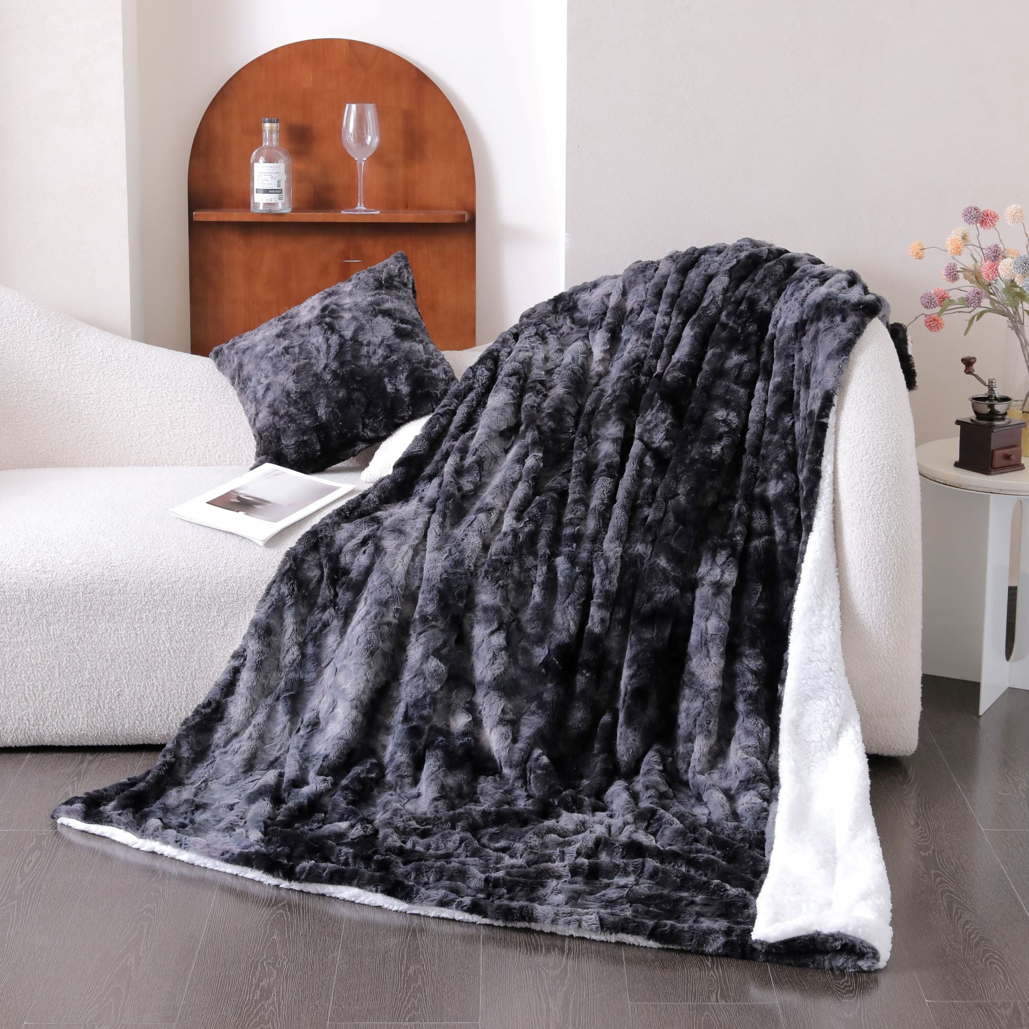 Sanmadrola Throw Blanket 50''x60'' Luxury Faux Fur Plush Sherpa Extra Soft Fuzzy Fluffy Comfy Warm Blankets for Couch Sofa Bed Winter Large Black