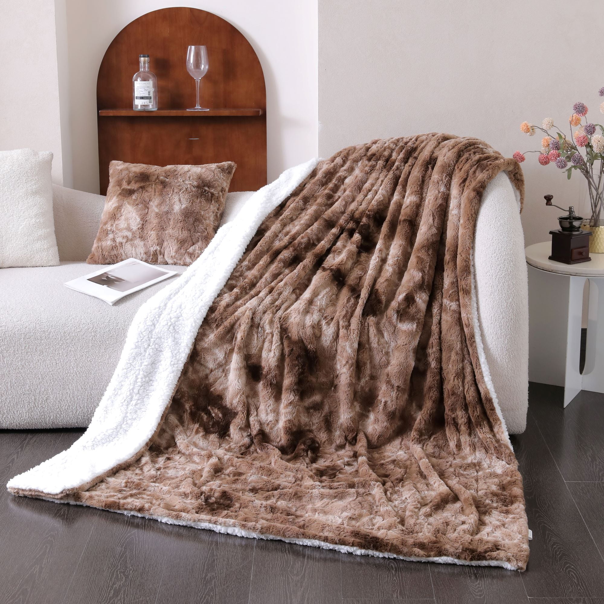 Sanmadrola Throw Blanket 60''x80'' Extra Large Luxury Faux Fur Plush Sherpa Extra Soft Fuzzy Fluffy Comfy Warm Blankets for Couch Sofa Bed Winter Twin Size Brown