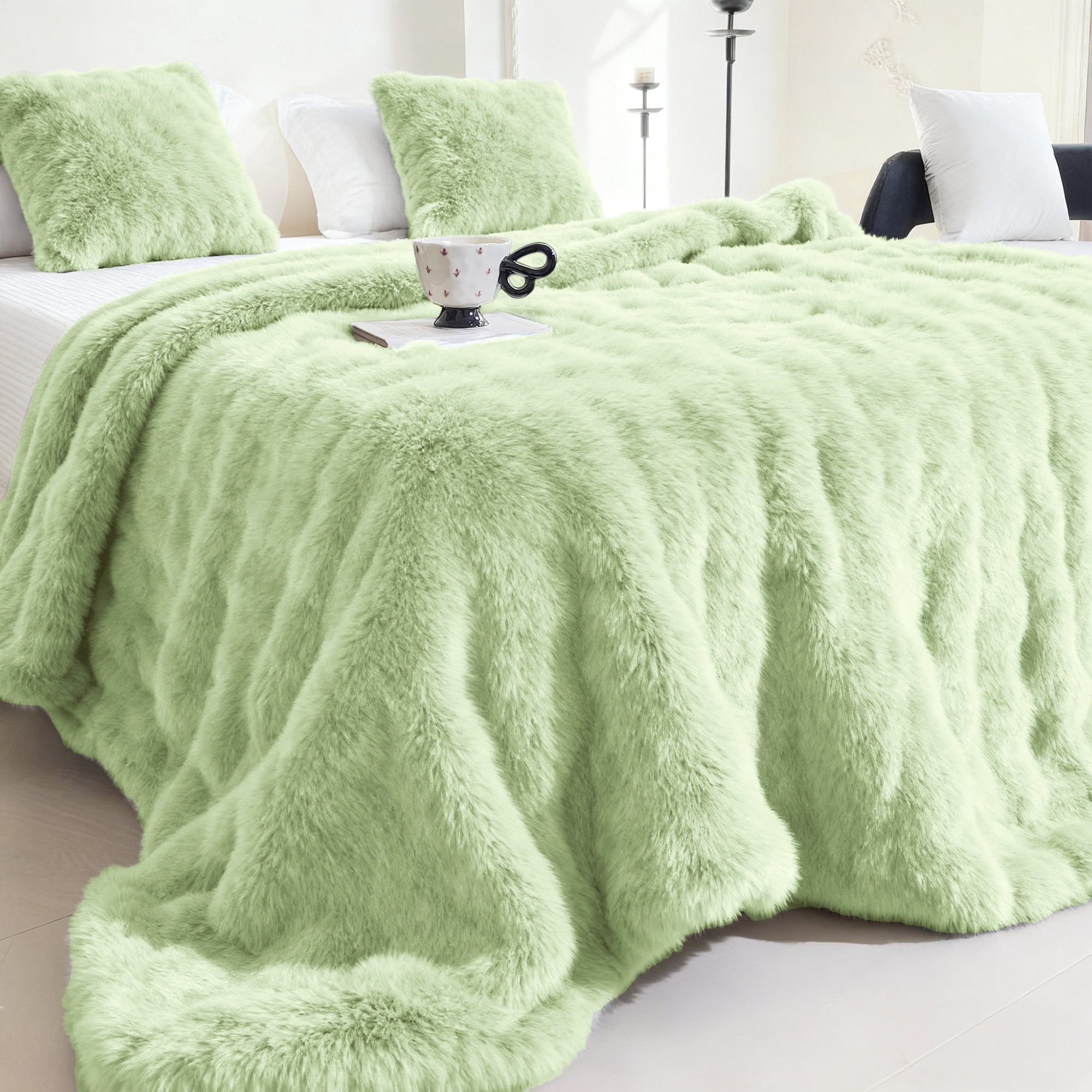 Sanmadrola Throw Blanket Faux Fur for Couch, Fuzzy Soft Plush Thick Bubble Blanket for Sofa Bedroom Living Room 60''x 80'' Green
