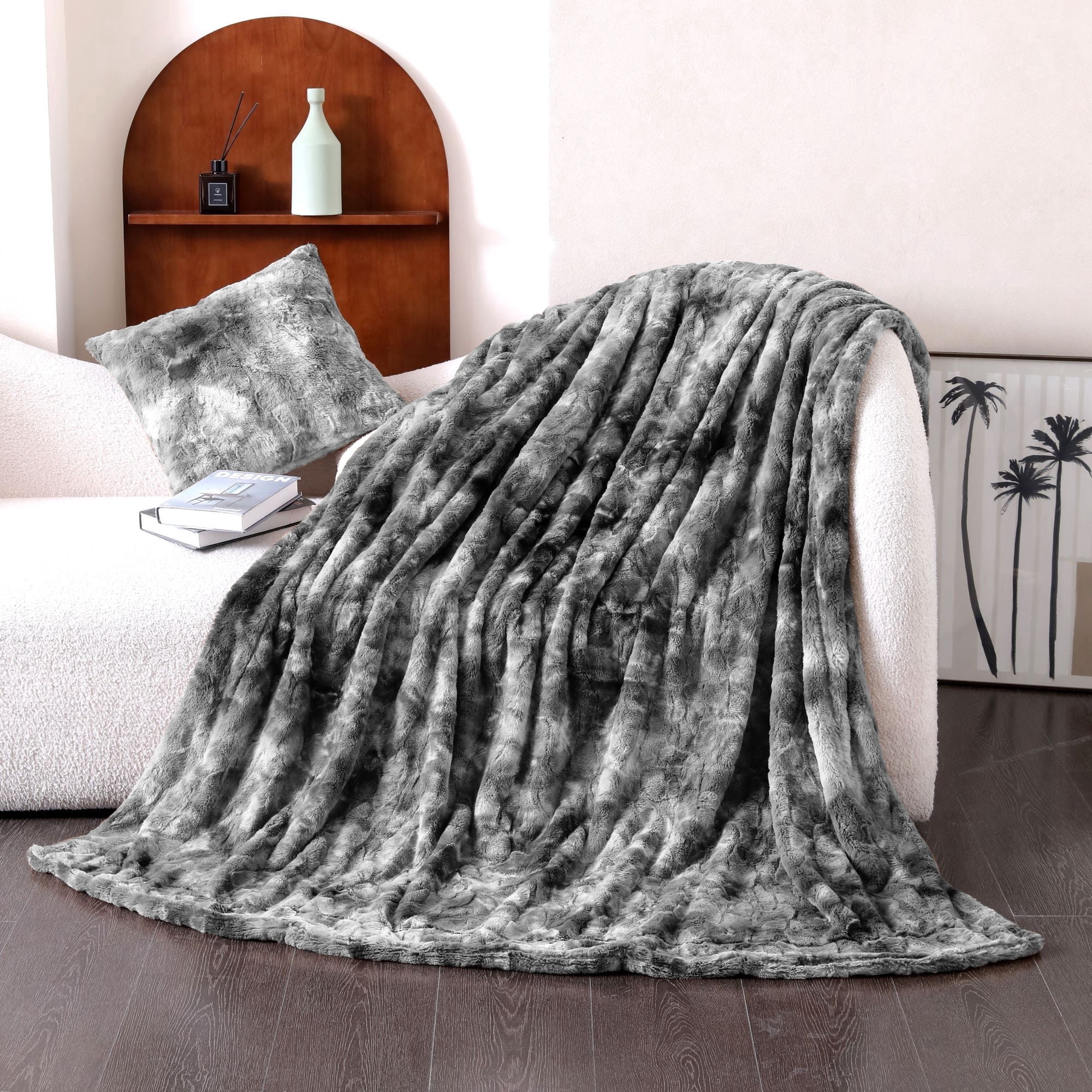 Sanmadrola 60''X 80'' Luxury Faux Fur Throw Blanket for Bed Extra Large  Super Soft Fluffy Cozy Fall Thick Warm Fox Fur Throw Blankets for Couch, Bed  Reversible to Plush Velvet Brown 