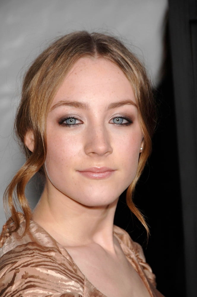Saoirse Ronan At Arrivals For The Lovely Bones Premiere Canvas Art -  (16 x 20)