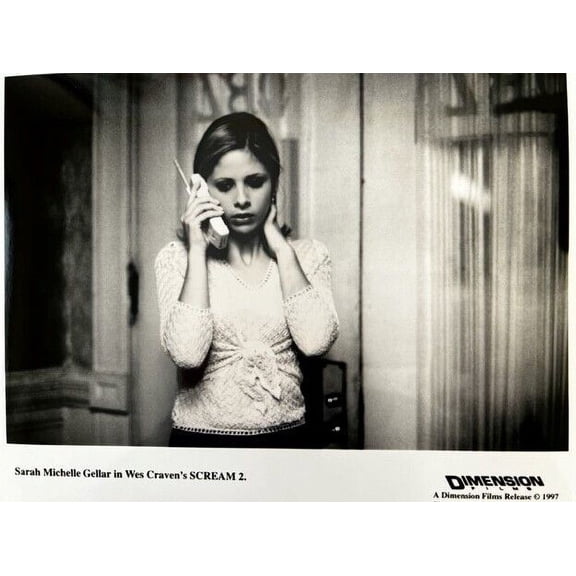 Sarah Michelle Gellar holding phone 1997 Scream 2 8x10 inch photo
