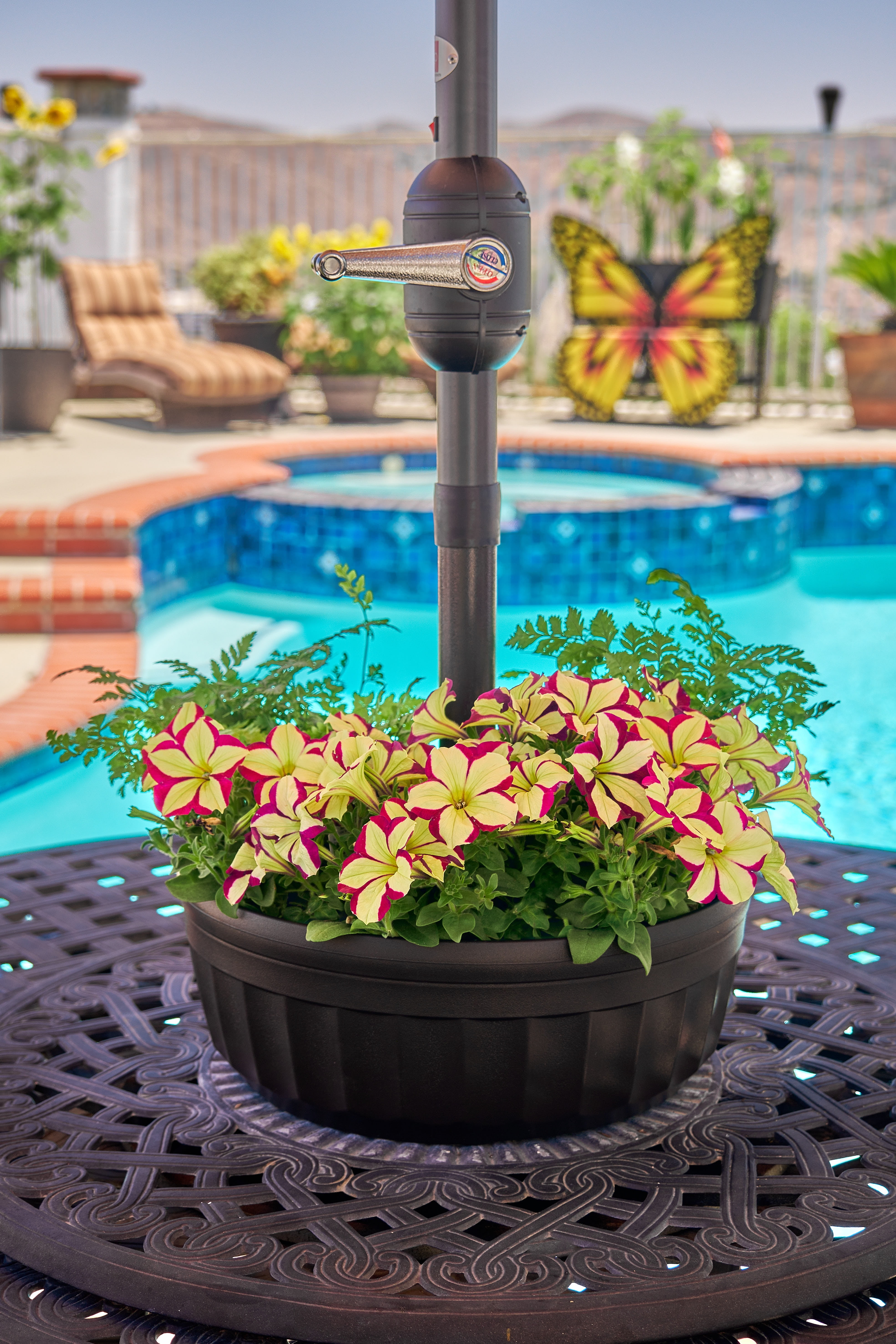 Savannah Umbrella Accents Round Brown Polyethylene Planter with Weather-Resistant