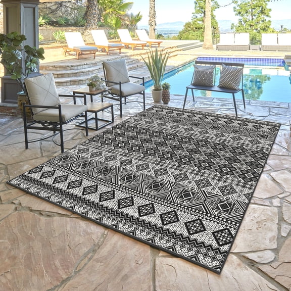 Savara Talina Indoor/ Outdoor Polypropylene Black Flat Weave Area Rug, 5x8