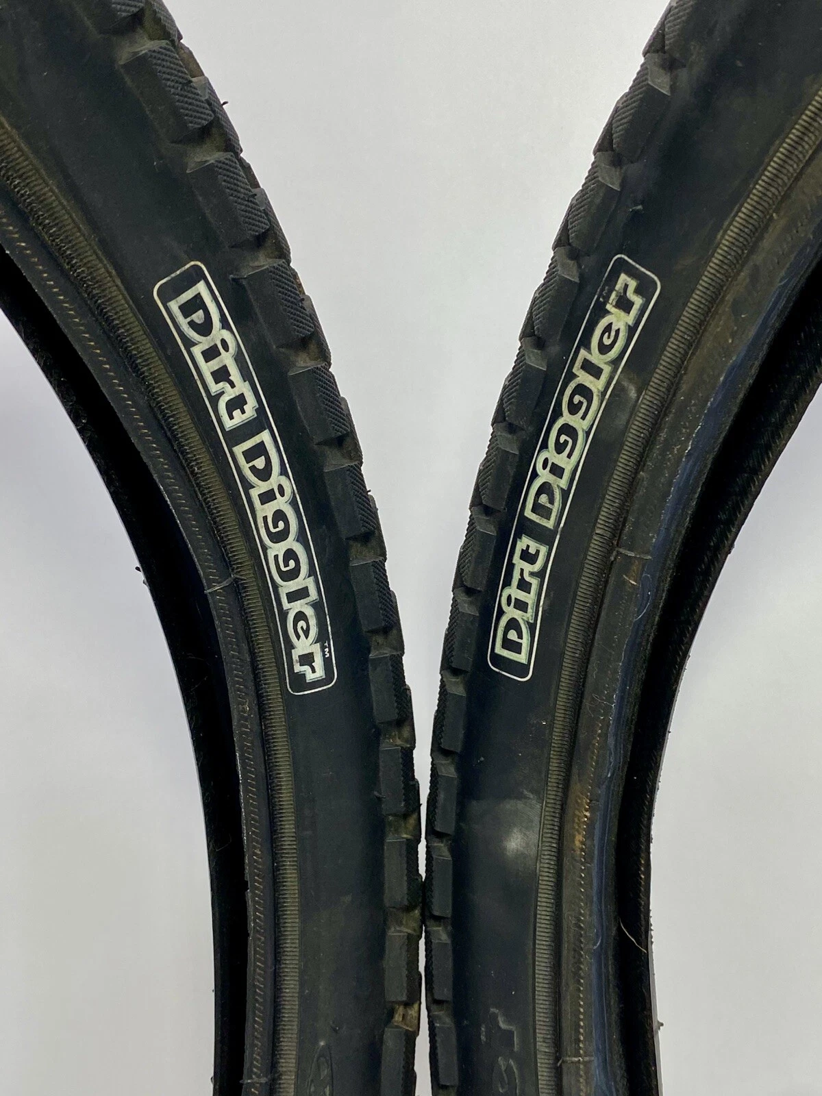 SCHWINN STING-RAY FASTBACK BICYCLE TIRE 20 x 1-3/8 WHITE