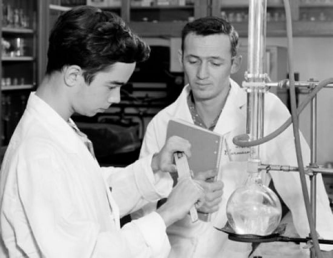 Scientists working in laboratory Canvas Art - (18 x 24)