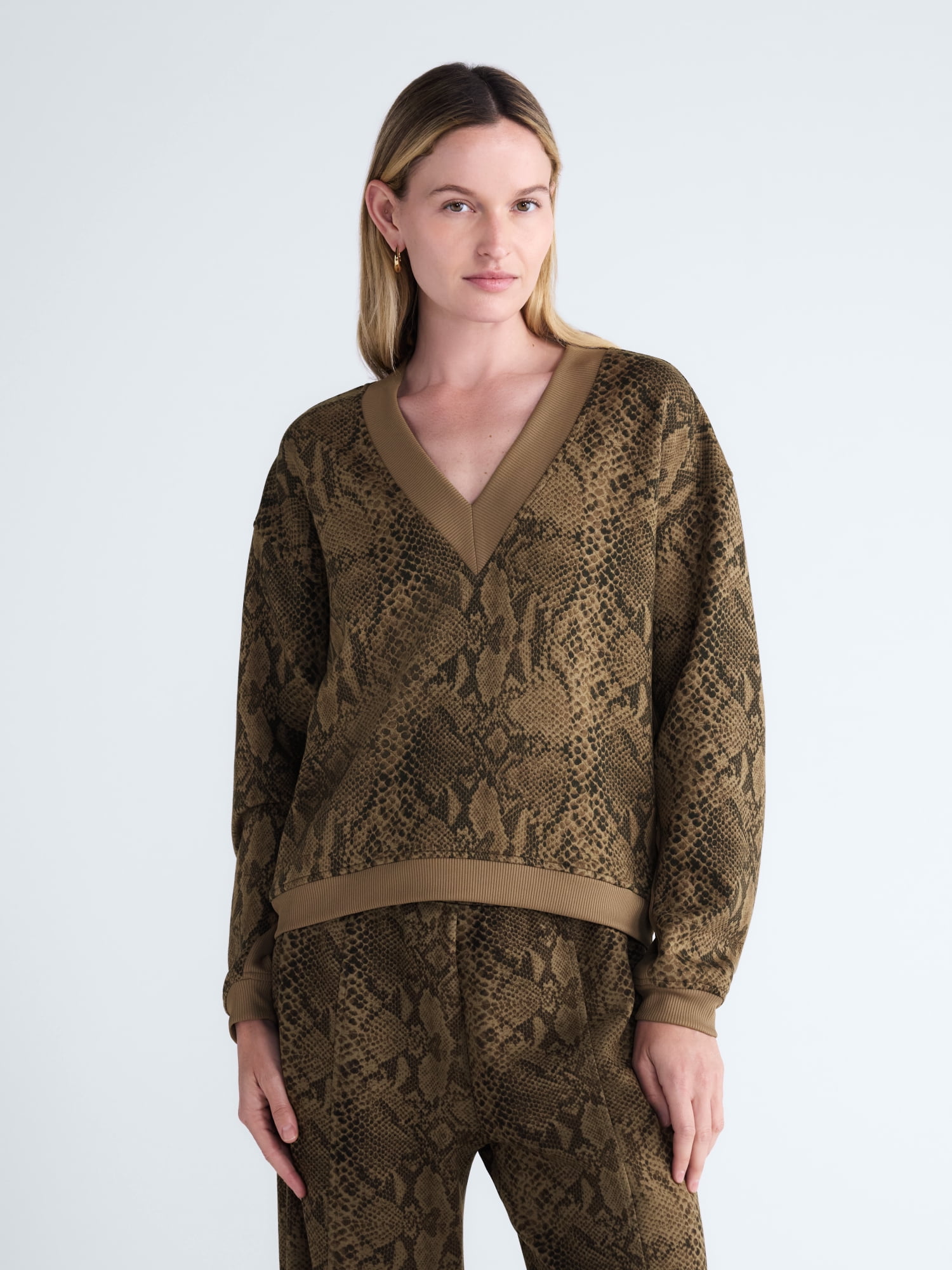 Scoop Women's and Women's Plus V-Neck Sweatshirt, Sizes XS-4X