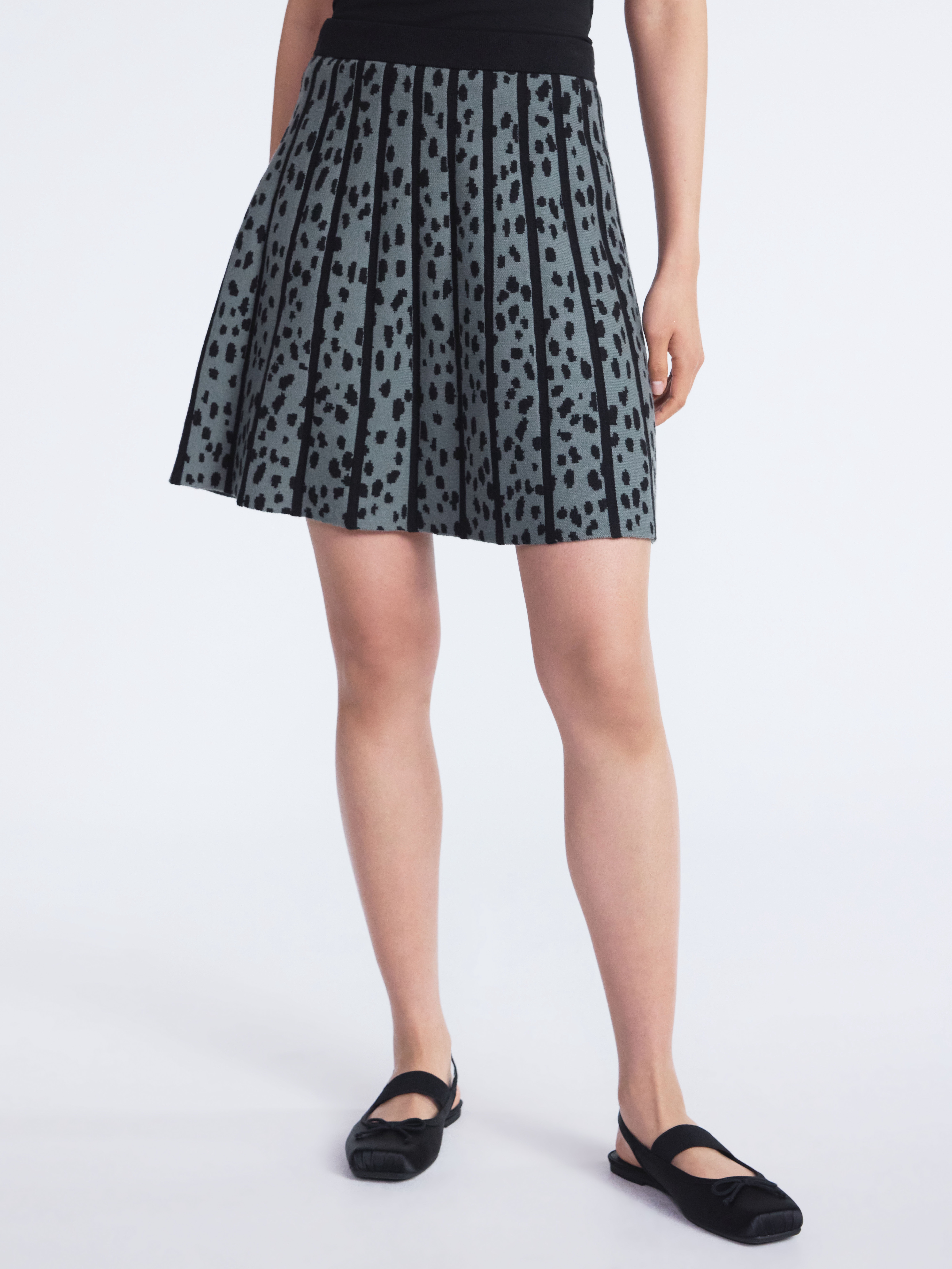 Scoop Women's and Women’s Plus Pleated Sweater Knit Mini Skirt, Sizes XS-4X