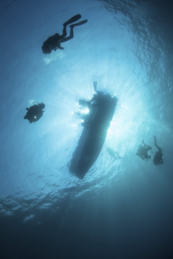 Scuba divers descend from their dive boat Canvas Art - Ethan DanielsStocktrek Images (12 x 17)