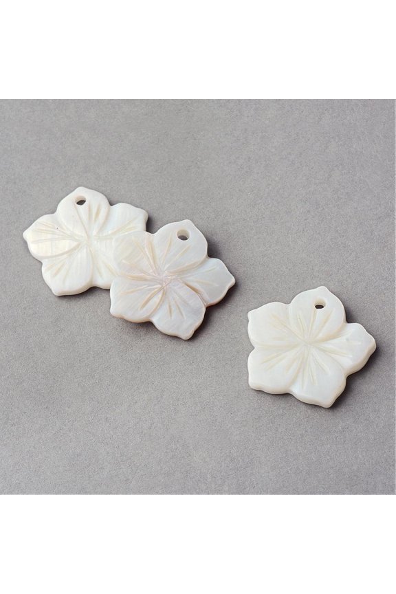 Sea Shell Pendants Flower Creamy White 21~21.5x22~22.5x2~3mm Hole: 2mm