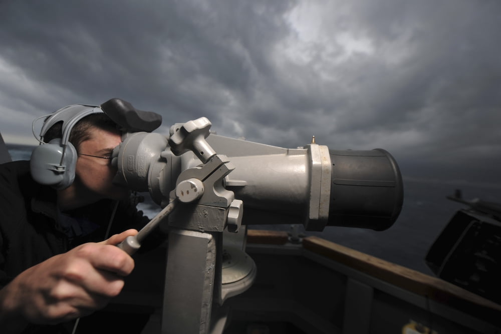 Seaman looks through the ship?Ø¬æ¬¥?Ø¬æ¬†?Ø¬æ¬¥s big eyes aboard USS Truxtun Canvas Art - Stocktrek Images (35 x 23)