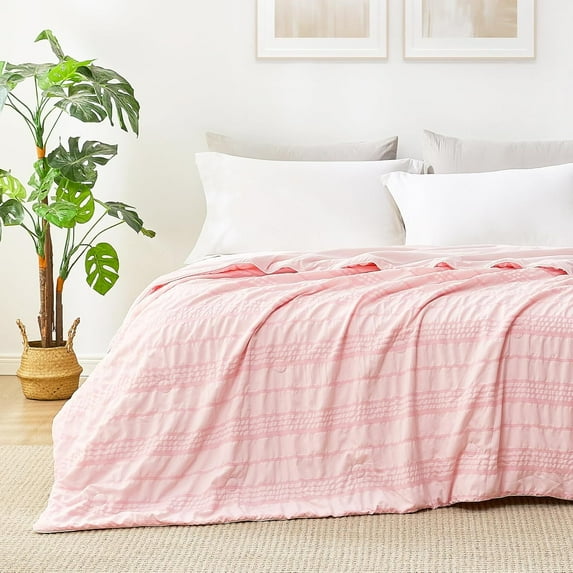 Seersucker Cooling Comforter King Size, Q-Max 0.45 Reversible Lightweight Cooling Blanket, Breathable Silk Smooth Summer Bedding Quilt for Hot Sleepers Night Sweats Pink