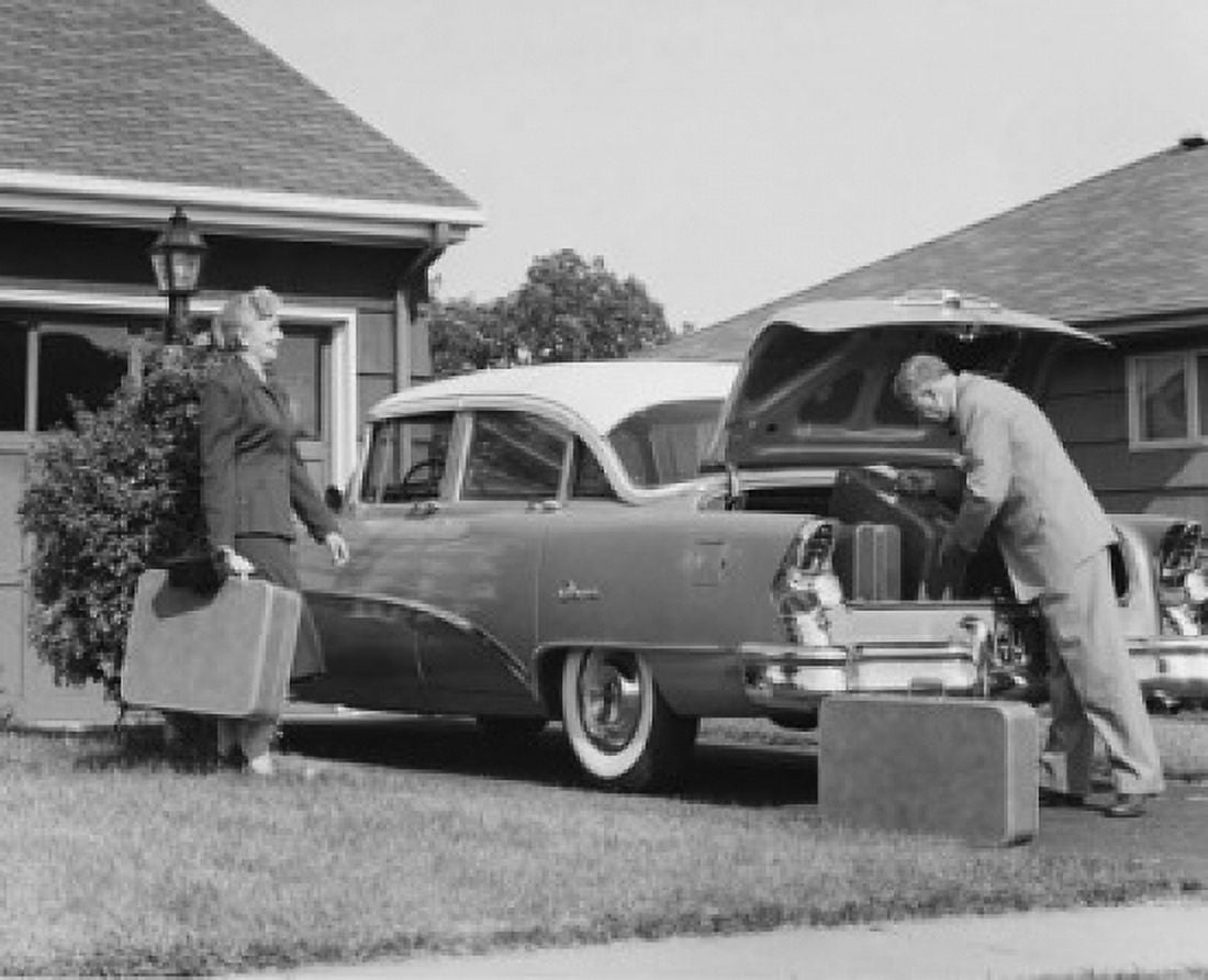 Senior couple loading luggage into car trunk Canvas Art - (18 x 24)