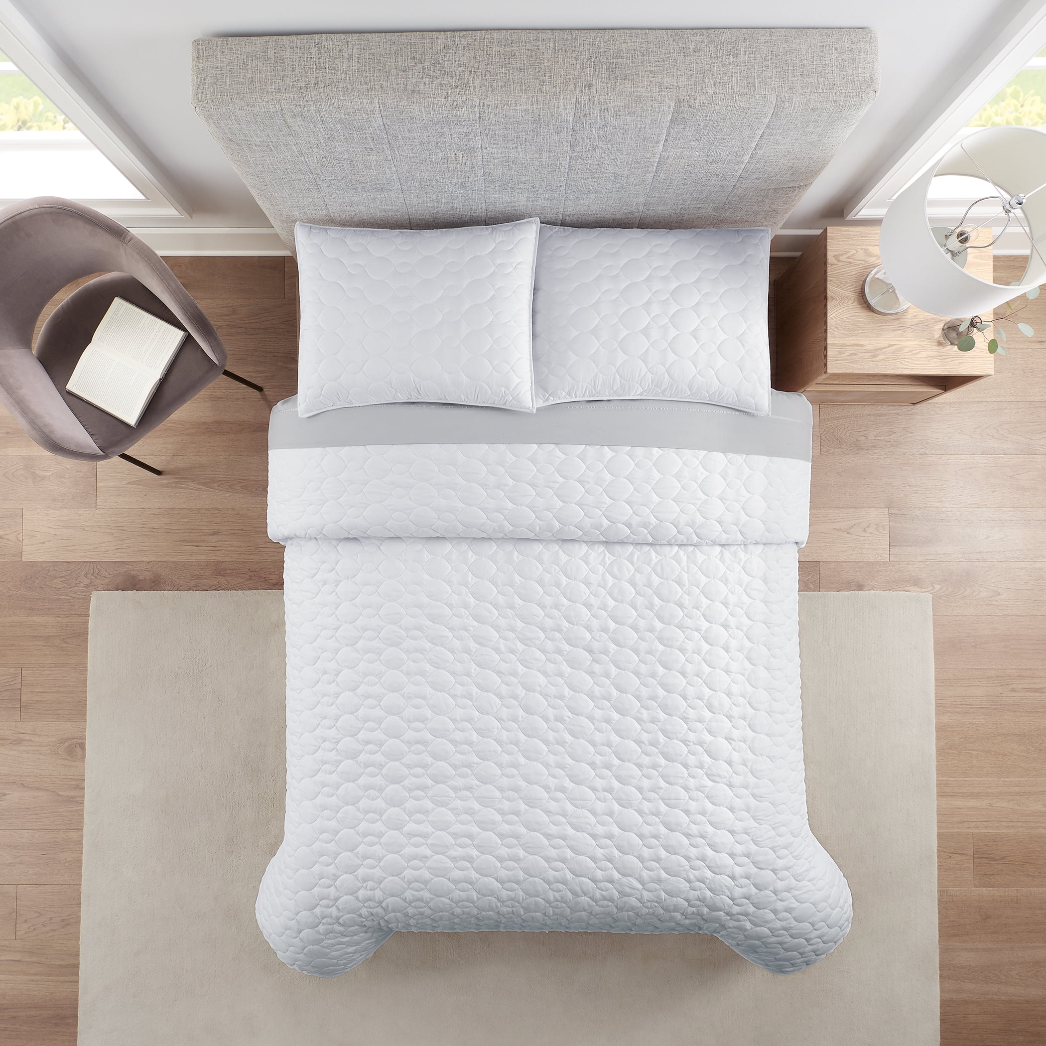 Elegant White King Microfiber Quilt Set with Reversible Design