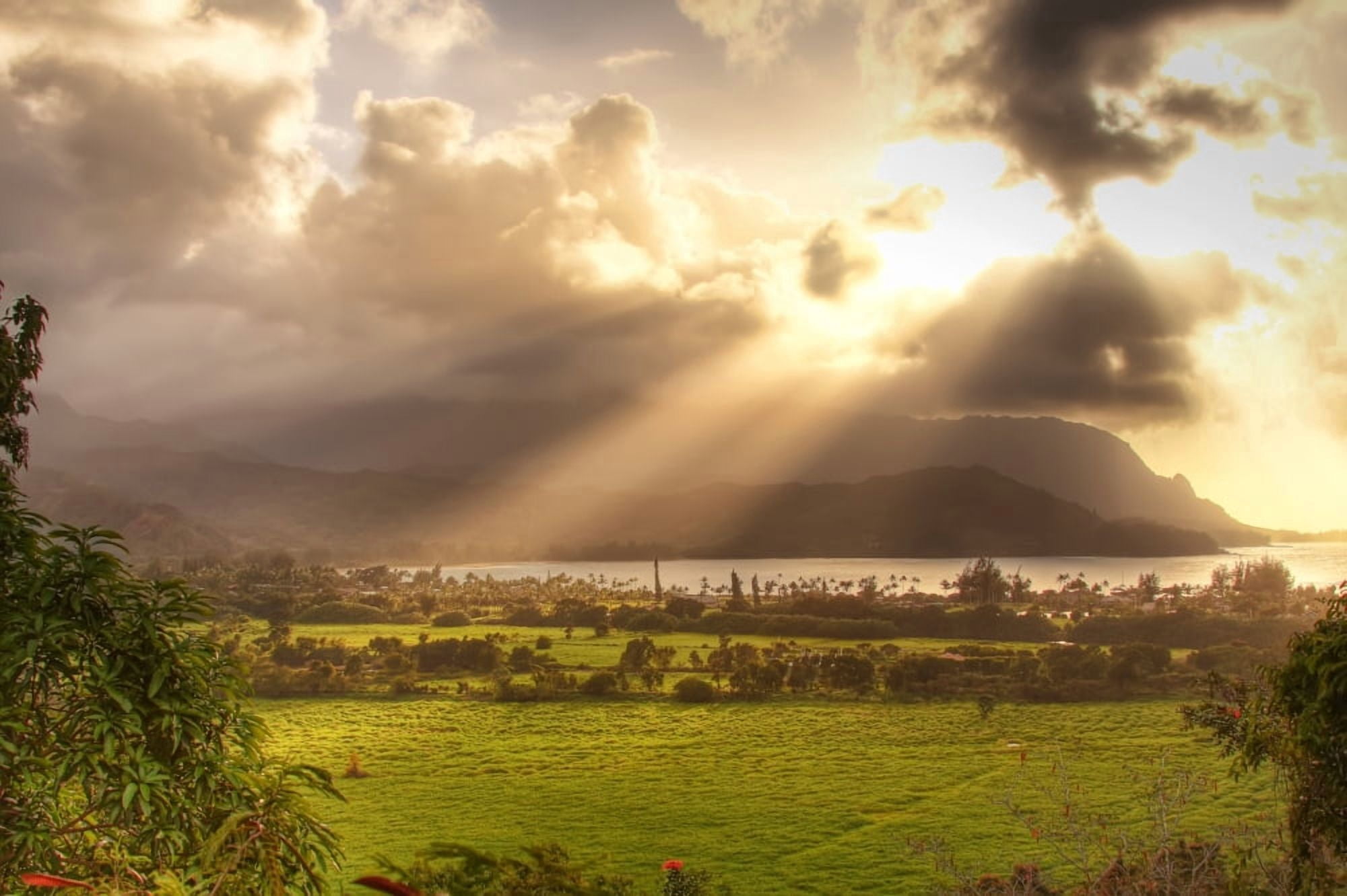Shafts Of Sunlight At Sunset Over Hanalei Bay On The Island Of Kauai Hawaii Canvas Art - Robert Postma Design Pics (17 x 11)