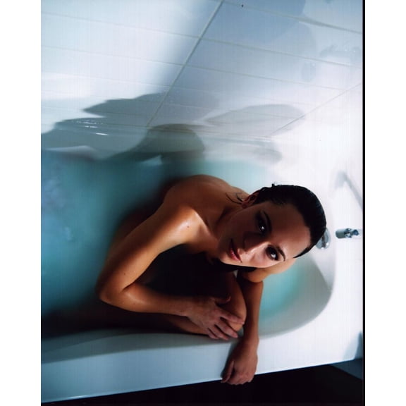 Sharon Taylor Sitting In Tub Looking Up Photo Print (8 x 10) - Item # MVM54964