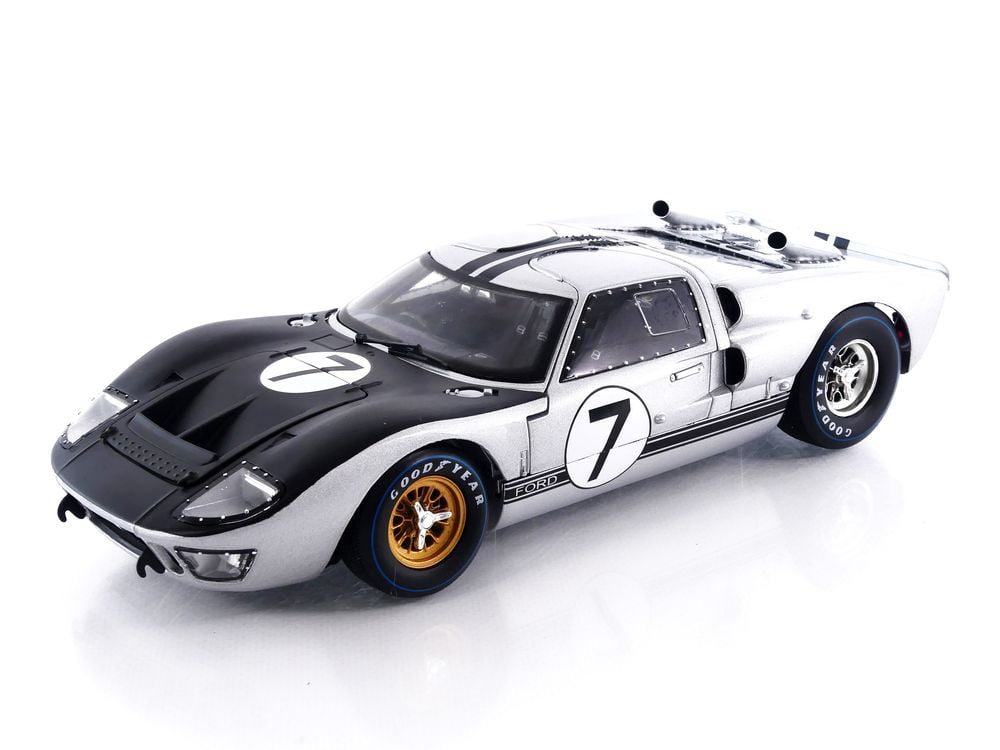 Shelby Collectibles SC404S 1966 Ford GT-40 MK 2 Silver No.7 1-18 Diecast Car Model