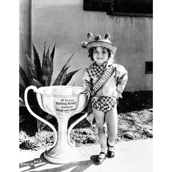 Shirley Temple Posed in cute hat with oversized trophy Photo Print (24 x 30)