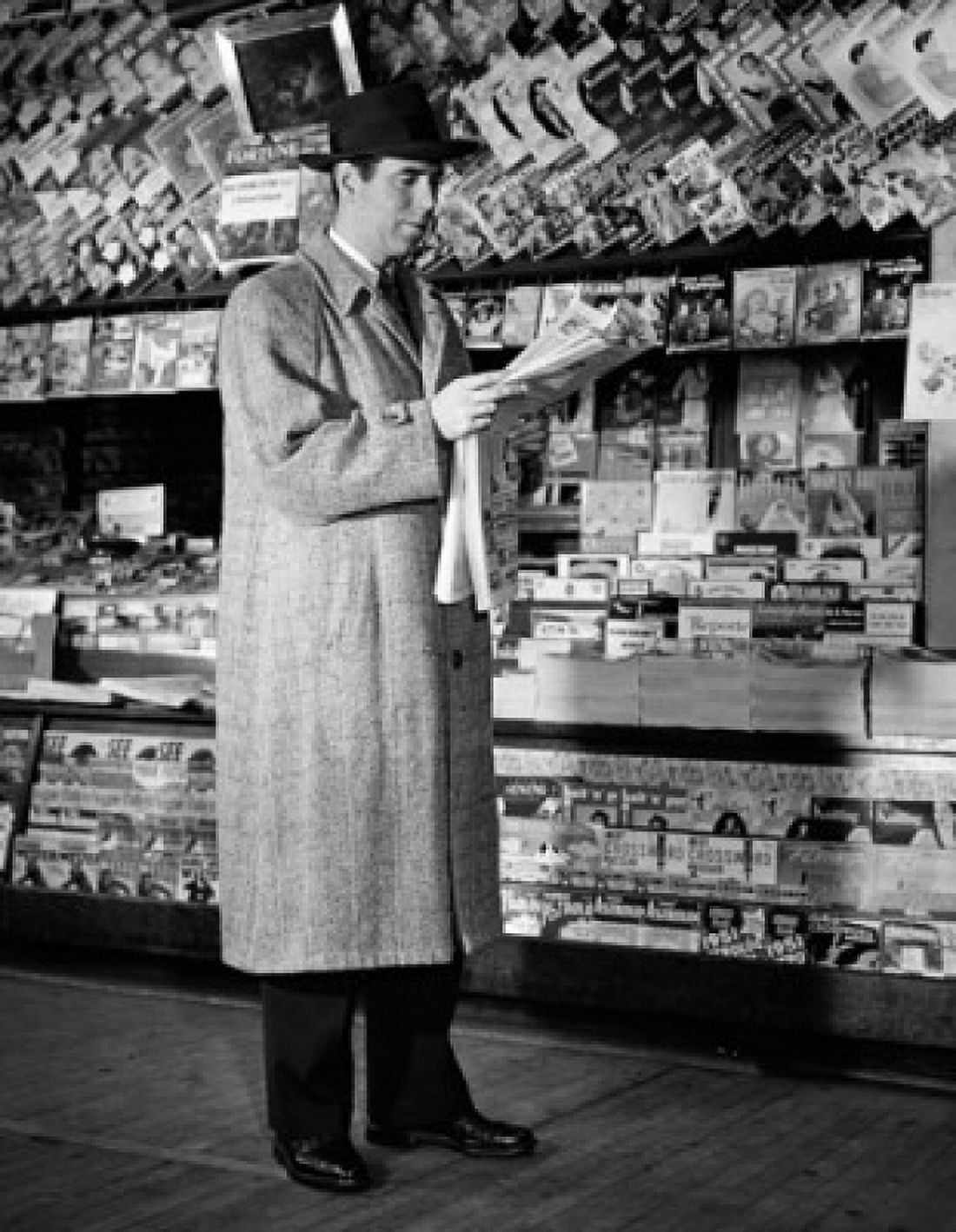 Side profile of a mid adult man reading a newspaper Canvas Art - (18 x 24)