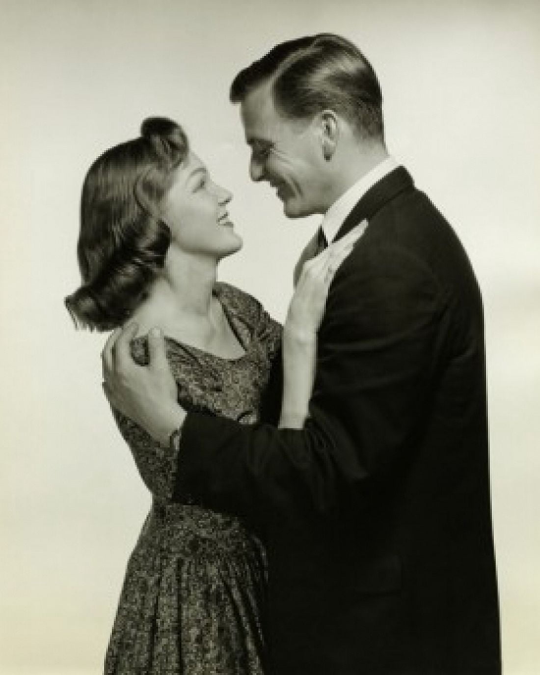 Side profile of a young couple embracing Canvas Art -  (18 x 24)