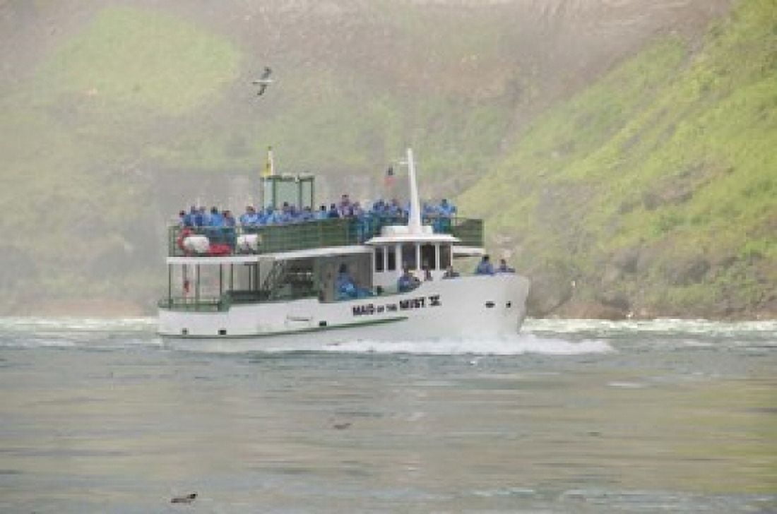 Sightseeing Boat in Niagara Falls Canvas Art - Cindy Miller Hopkins DanitaDelimont (25 x 17)