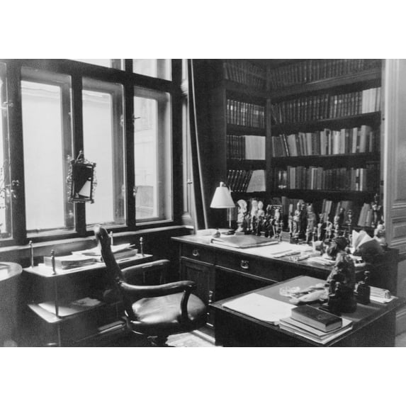 Sigmund Freud'S Writing Desk In His Office In Vienna As It Looked In 1938 Before His Emigration To England When Germany Annexed Austria. Freud'S Books Were Labeled "Jewish Science" And Burned By