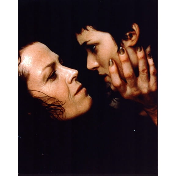 Sigourney Weaver And Winona Ryder Close Up In Alien: Resurrection Photo Print (8 x 10) - Item # MVM70420