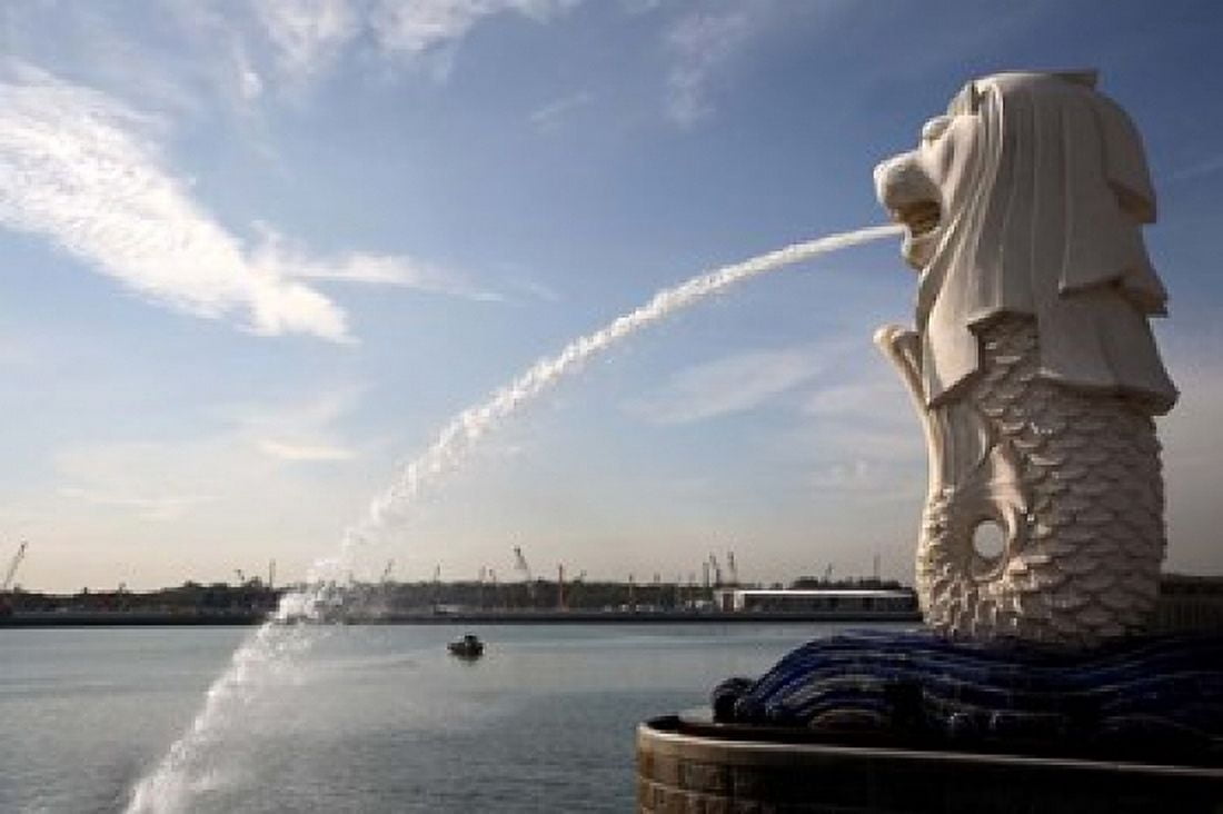 Singapore Merlion statue in the Merlion Park Canvas Art - Bruce Yuanyue Bi DanitaDelimont (38 x 25)