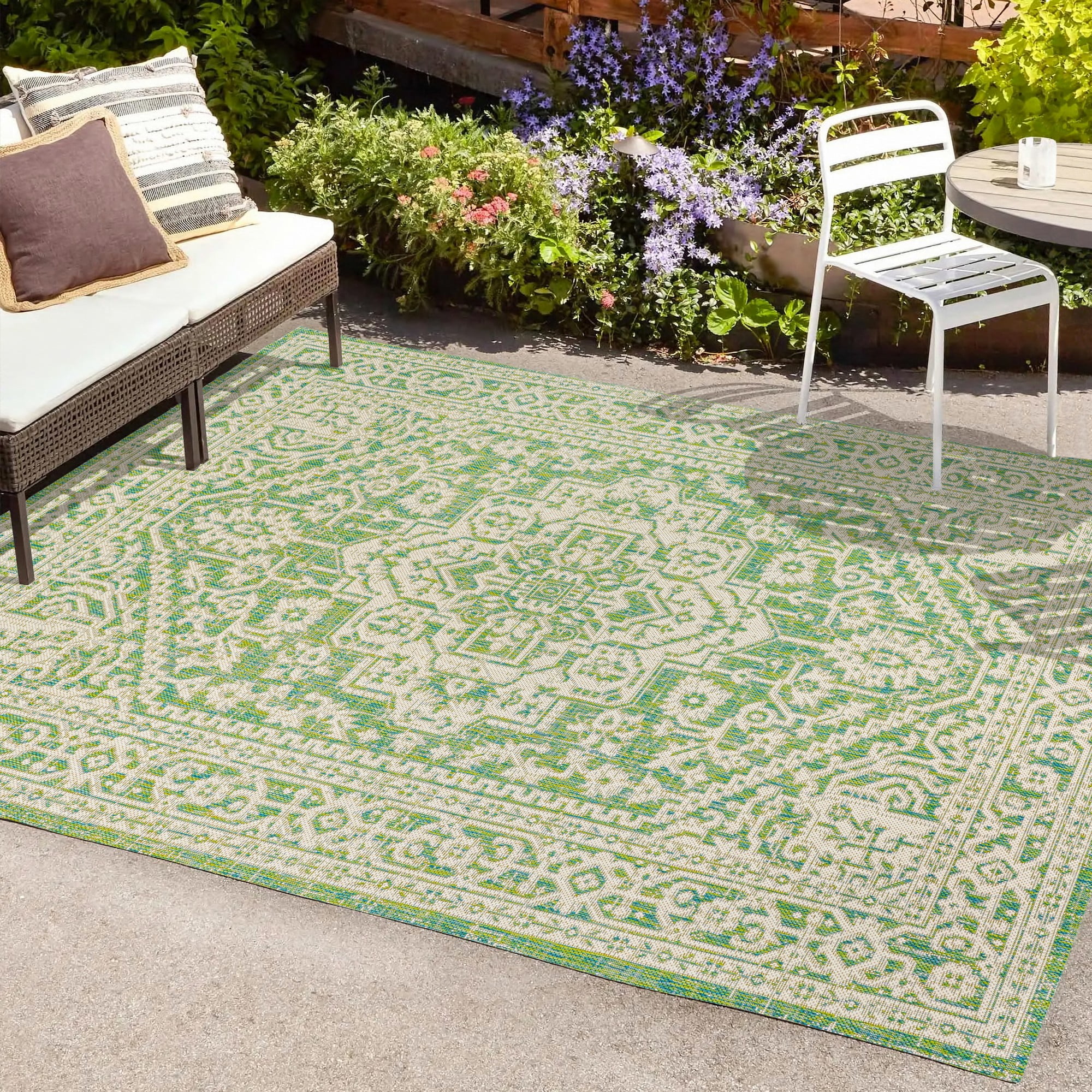 Sinjuri Cream/Green Medallion 4'x6' Synthetic Indoor/Outdoor Rug