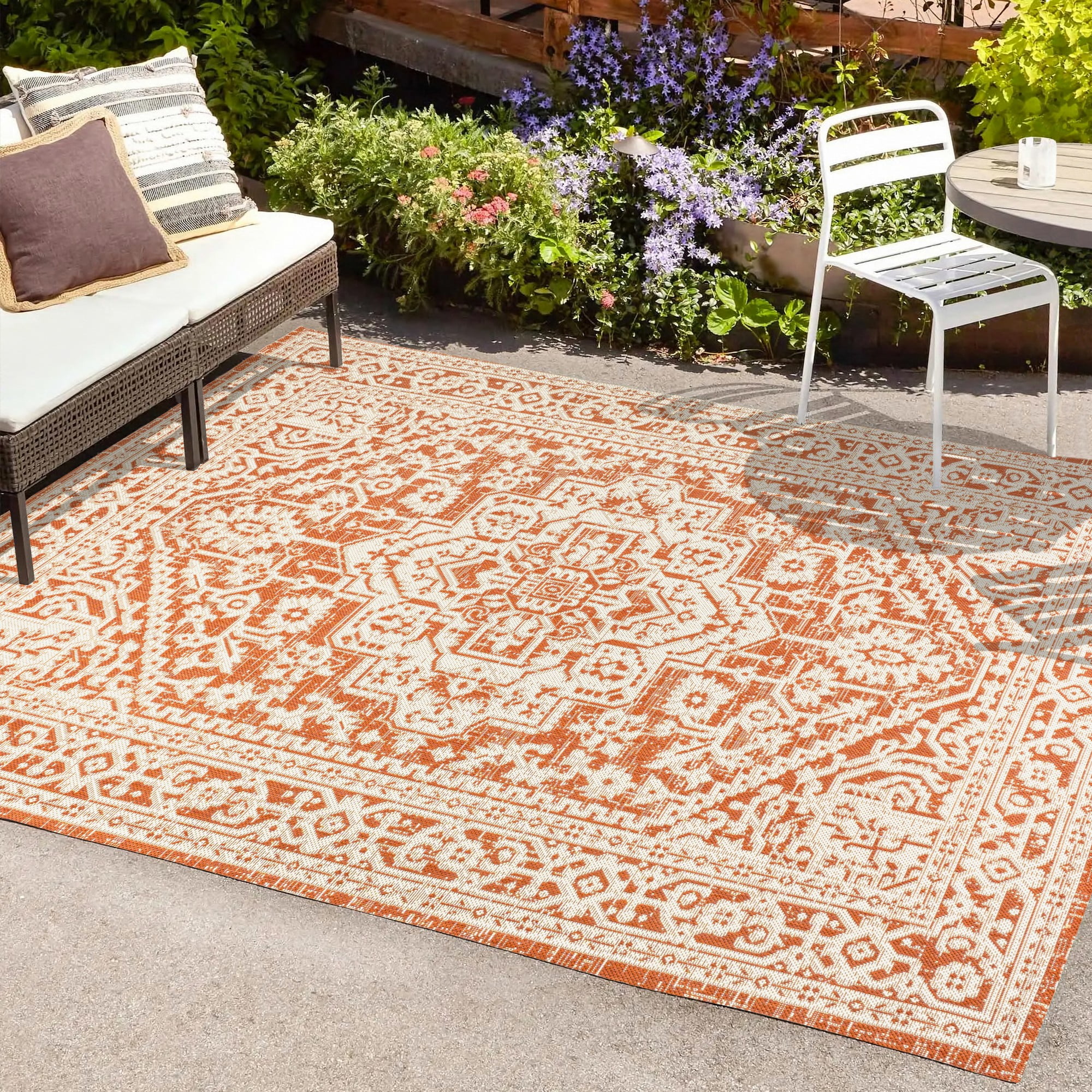 Sinjuri 4' x 6' Orange/Cream Synthetic Medallion Rug