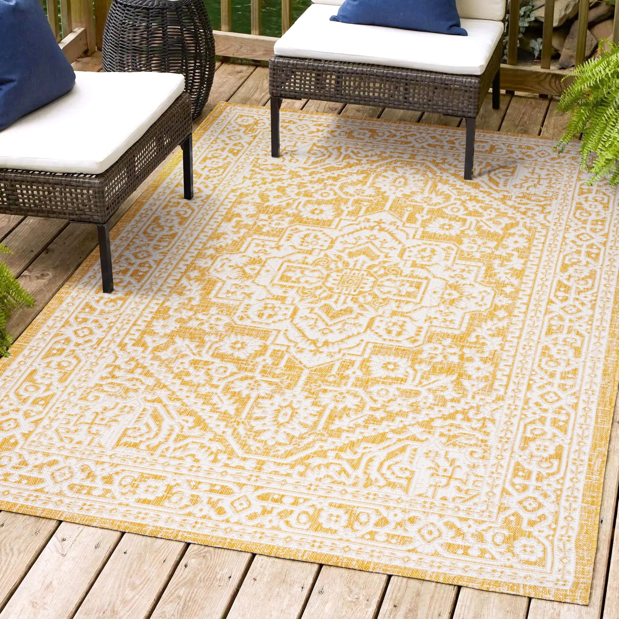 Sinjuri Medallion Gray and Cream 5' x 8' Synthetic Indoor/Outdoor Rug