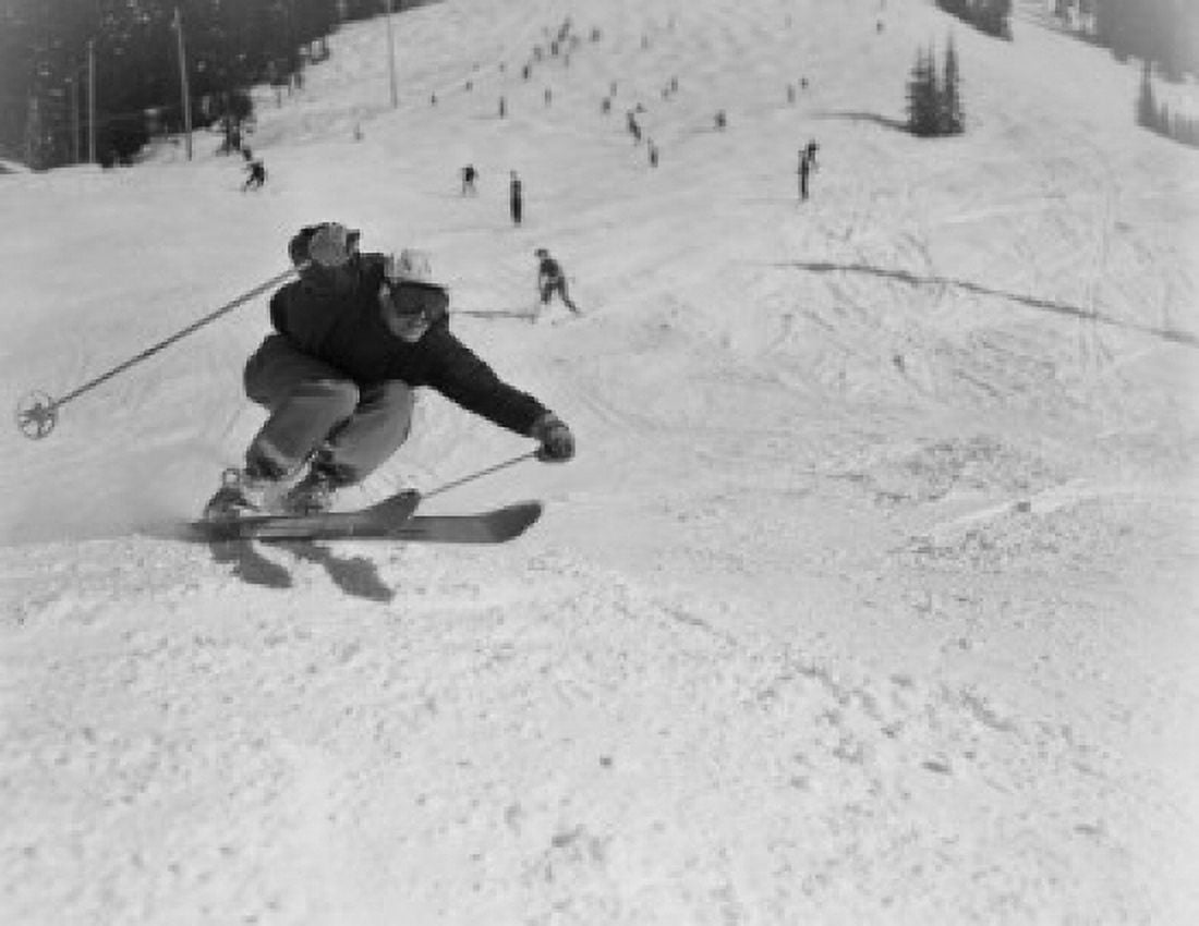 Skier on slope Canvas Art - (24 x 36)