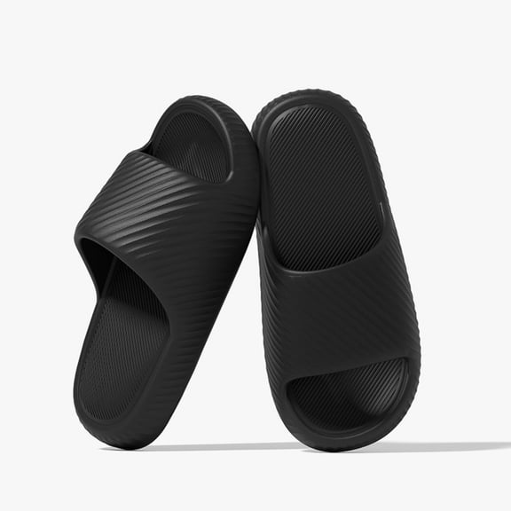 Slippers with a cool, cushioned feel for men, suitable for both indoor and outdoor wear. Durable summer slippers for couples, featuring a thick sole for slip resistance in the bathroom.