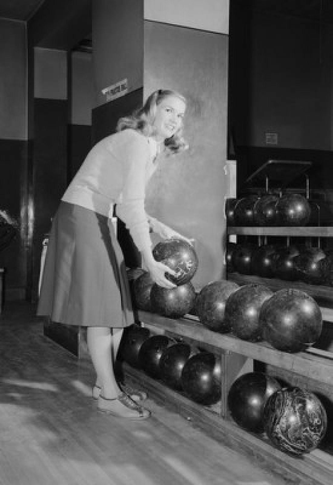 Smiling young woman holding bowling ball Canvas Art - (18 x 24)