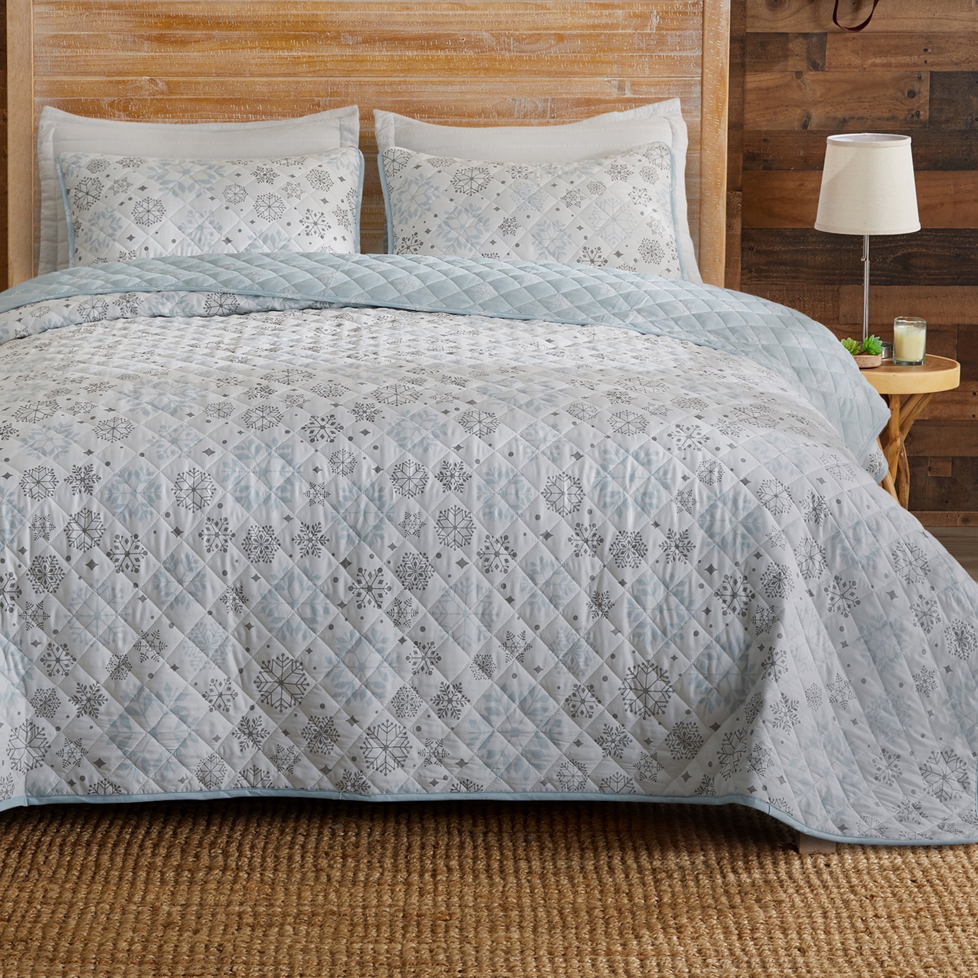Snowflake Microfiber Reversible Quilt Set with Shams (King, Snowflakes)