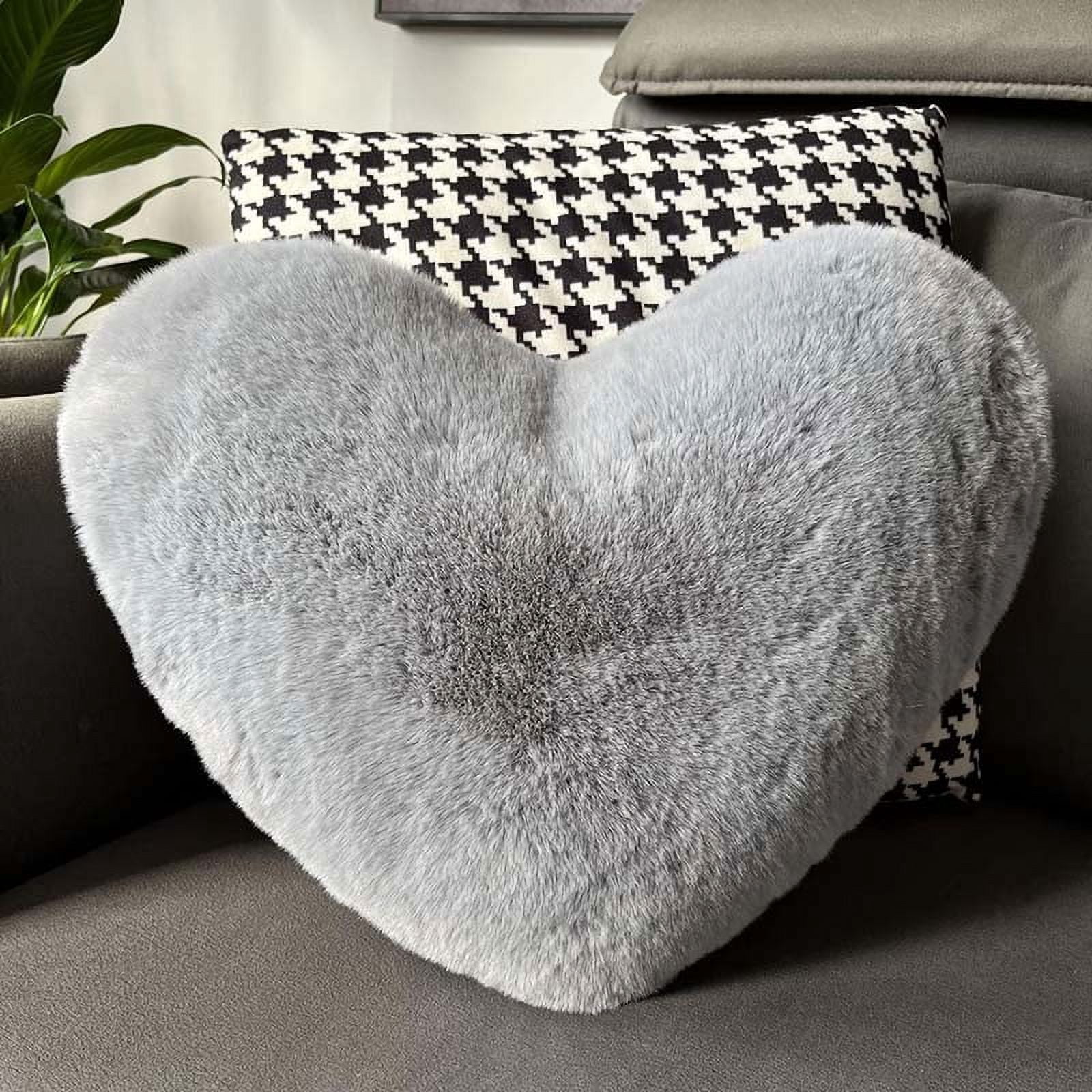 Personalized Mom Faux Fur Heart Pillow – Daisy Flower Design, Custom Name Cushion, Meaningful Gift for Mom main image 1