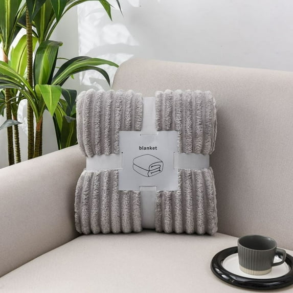 Soft Warm Faux Rabbit Fur Blanket Thick 1000 G/M² Faux Fur Blanket with Ruffles Fluffy Throw Blanket Big Fluffy Blanket Versatile Blanket for Bed Sofa Bedroom Office (White, 160 x 200cm / 63" x 79")