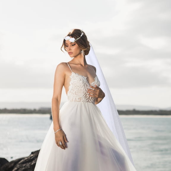 Soimiss Elegant White Wedding Veil with Floral Design Lightweight for Bachelorette Photography