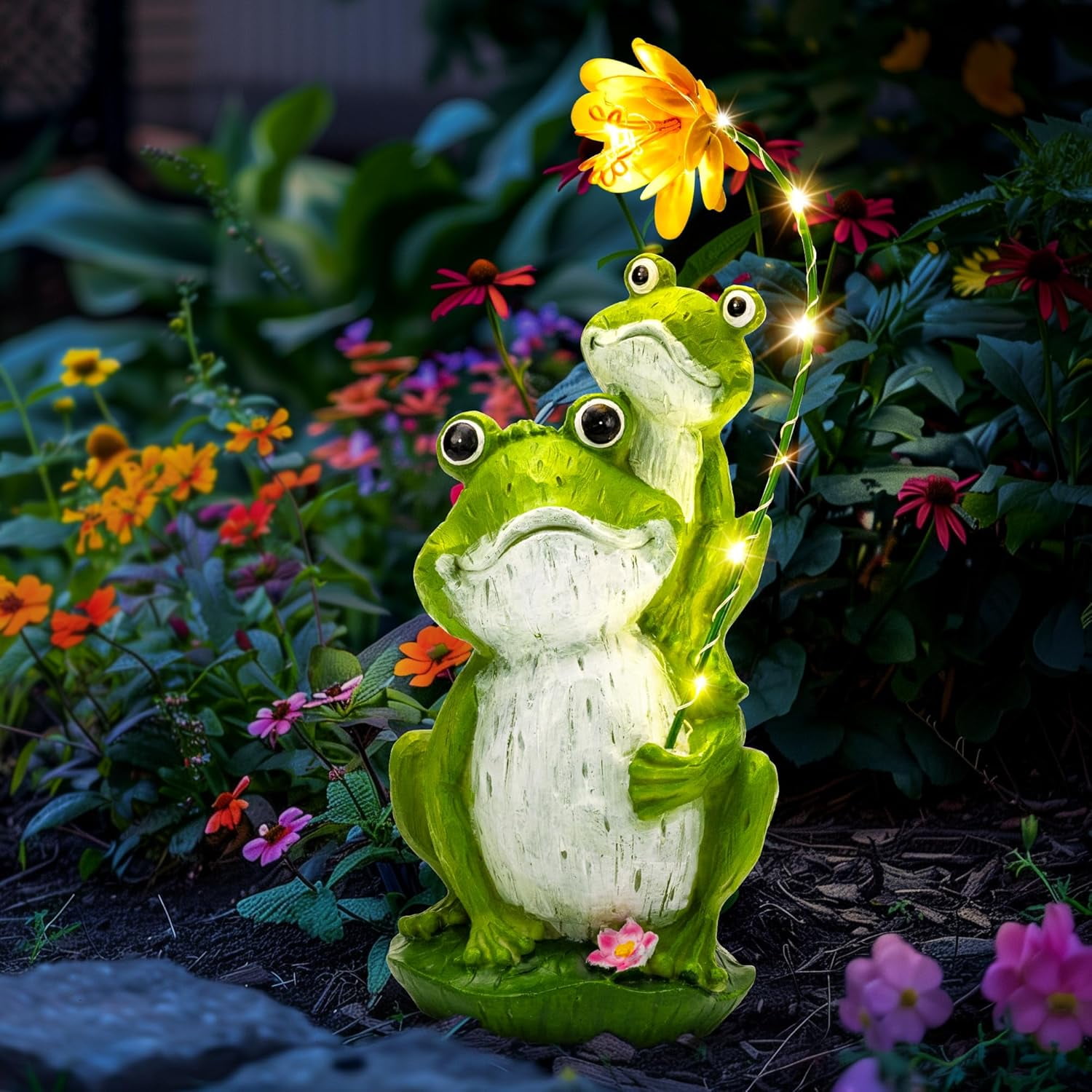 Solar Garden Statues Loving Frog Garden Decor Figurine Lights for