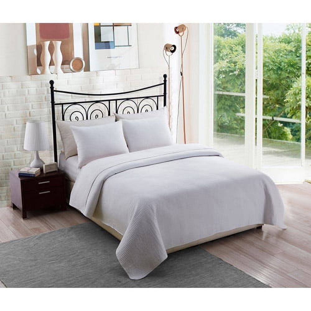 white bedding quilt        
        <figure class=