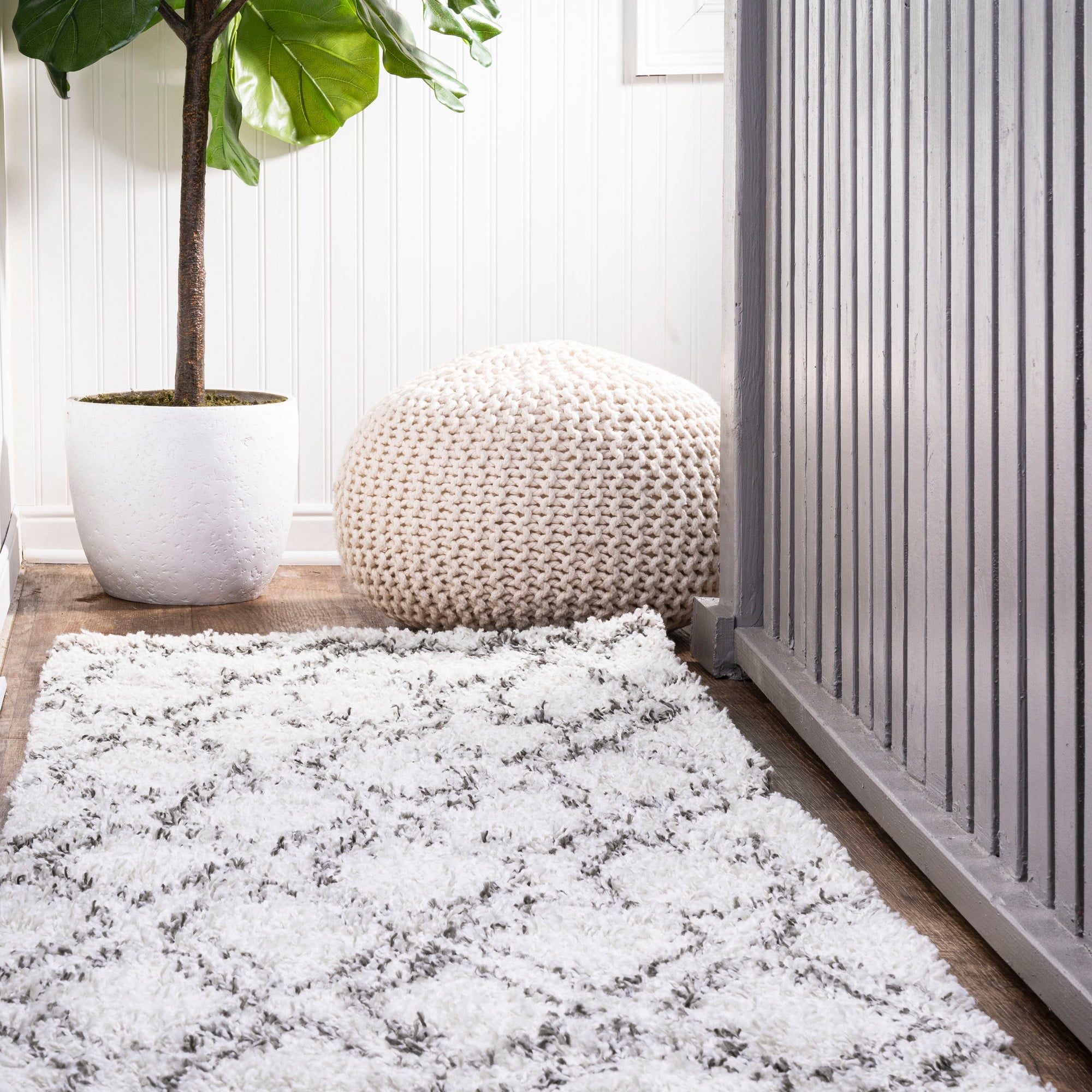 Vintage-Inspired Ivory and Gray Diamond Trellis Shag Runner Rug