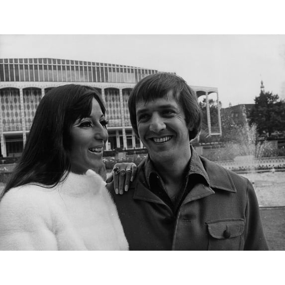 Sonny And Cher in Tivoli Photo Print (30 x 24)