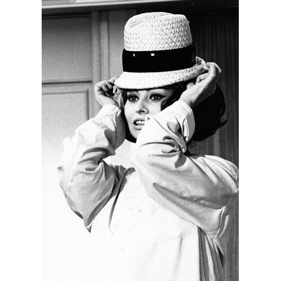 Sophia Loren wearing a hat Photo Print (24 x 30)