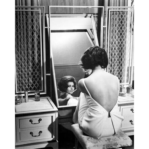Sophia Loren with back turned sits at make-up table looks in mirror 8x10 photo