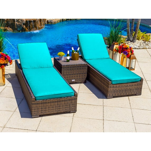Sorrento 3-Piece Resin Wicker Outdoor Patio Furniture Chaise Lounge Set in Brown w/ Two Chaise Lounge Chairs and Side Table (Flat-Weave Brown Wicker, Sunbrella Canvas Aruba)
