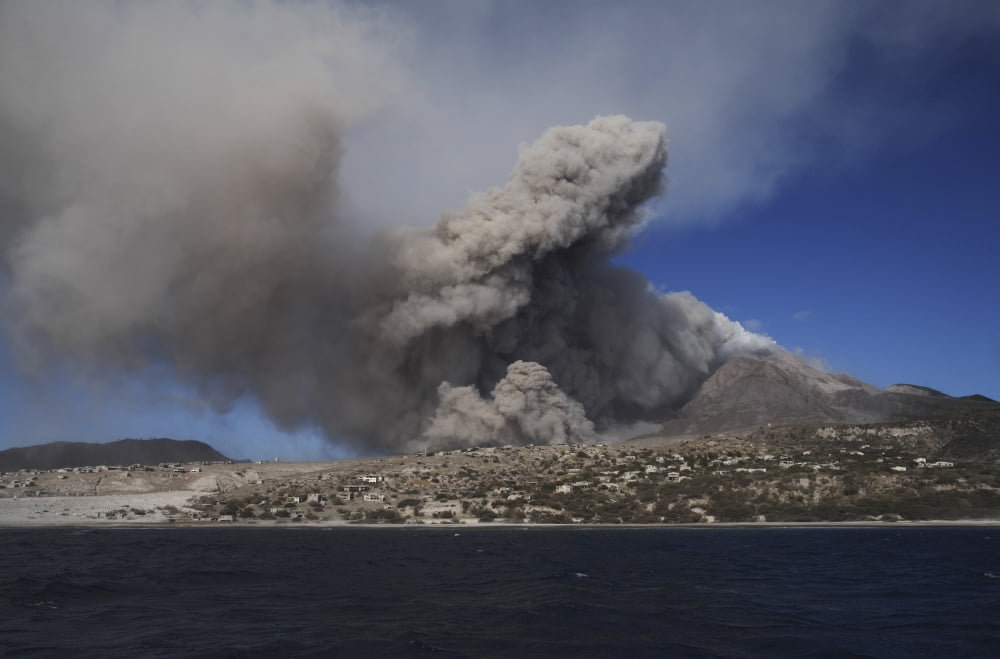 Soufriere Hills eruption Montserrat Island Caribbean Canvas Art - Martin RietzeStocktrek Images (18 x 12)