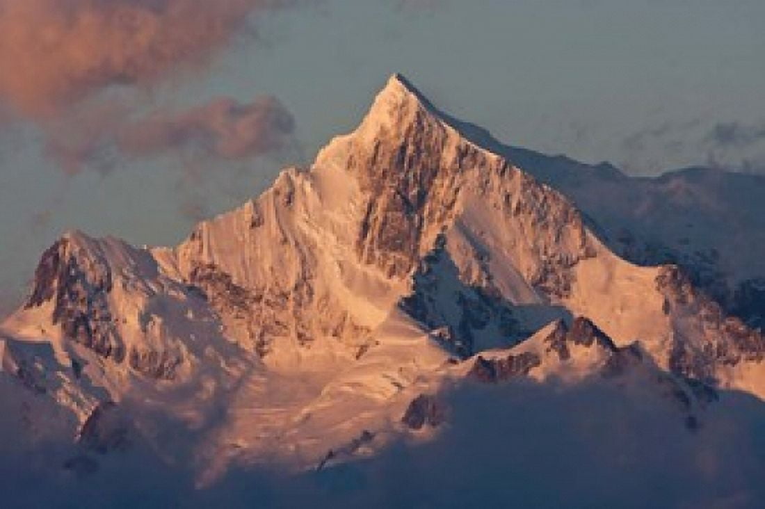 South Georgia Island Mountain peak at dawn Canvas Art - Jaynes Gallery DanitaDelimont (34 x 23)