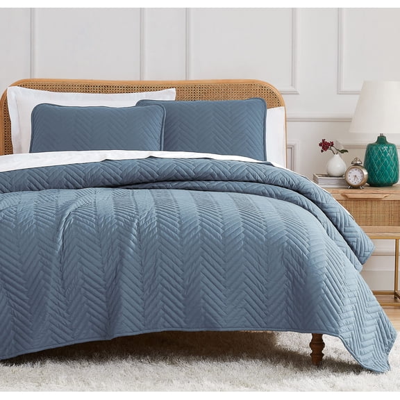 Southshore Fine Linens Oversized Quilt Bedding Set lightweight, prewash fabric soft coverlet bedspread 2-Piece with One matching sham (68 in wide x 98 in long), Chevron Blue, Twin / Twin XL