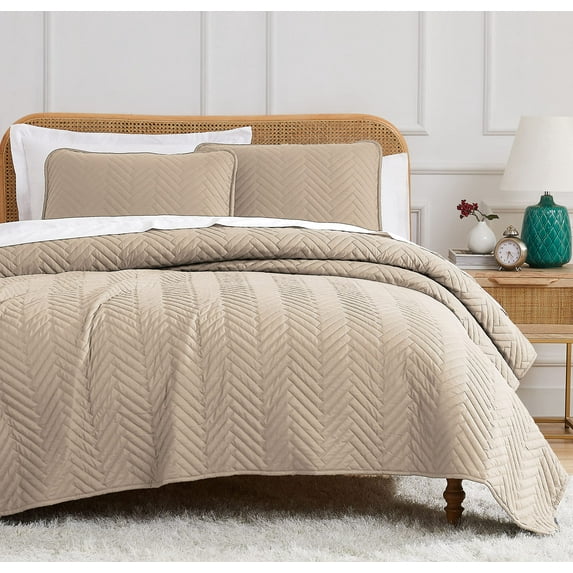 Southshore Fine Linens Oversized Quilt Bedding Set lightweight, prewash fabric soft coverlet bedspread 3-Piece with two matching shams (98 in wide x 98 in long), Chevron Sand, Full / Queen